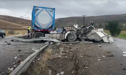 Sivas'ta otobüs ve tır çarpıştı: 3 ağır 20 yaralı