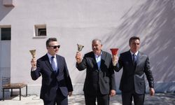 Üzümlü'de Kaymakam ve Belediye Başkanı ilk zili çaldı...