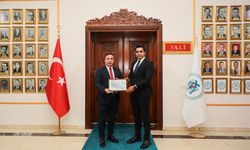 Vali Aydoğdu, vatandaşın derdiyle dertlenen Kaymakamı ödüllendirdi.