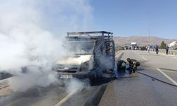 Erzincan’da seyir halindeki araç dumanlara teslim oldu