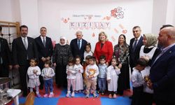 Binali Yıldırım, geleceğe umutla bakan çocukları sevindiriyor!