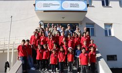 Erzincan Jandarması okulda bulunmayanı yaptı....