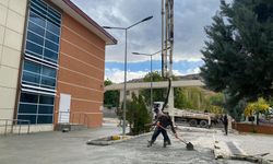 Kemah Devlet Hastanesi’nde çevre düzenlemeleri sürüyor...