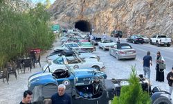 İşadamı Murat Ülker, büyüleyen klasik otomobil konvoyu ile Erzincan'dan Kemaliye'ye geçti