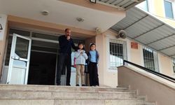 Erzincan’da yüzlerce öğrenci görmedi, iki kız gördü!