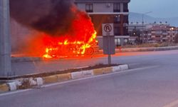 Erzincan’da seyir halindeki araç alev topuna döndü