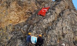 Erzincan'da anlamlı 10 Kasım kaya tırmanışı