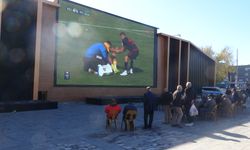 24 Erzincanspor taraftarları coşkuyla maçı dev ekranda İiledi