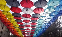 Yüzlerce şemsiye Erzincan’ı renklendirdi: Vatandaşlardan yoğun ilgi