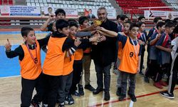 Erzincan'da şampiyonluk köy okuluna gitti...