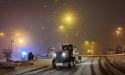 Erzincan Belediyesi gece saatlerinde çalışmaya başladı...