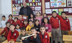 Erzincan'da minik öğrencilerden muhtara anlamlı belge