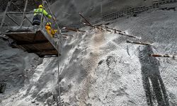 Erzincan'da dağları dele dele ilerliyorlar...