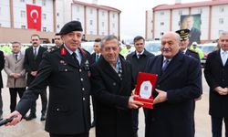 Tanoğlu ve Aksu'ya teşekkür plaketi...