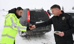 “Erzincan’da Kar Altında Görev Başındaki Polislere Sıcak Sürpriz”