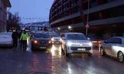 Erzincan’da gizli tehlike: Buzlanan yolda araçlar birbirine girdi