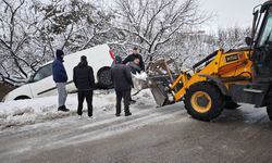 Erzincan’da buzlu yol kazaya neden oldu