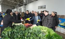 Erzincan'da zabıta pazarcı esnafına etiket dağıttı