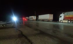 Sakaltutan ve Kızıldağ’da alarm! Tırlar kuyruk oldu, yol trafiğe kapatıldı