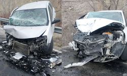 Erzincan'da Kaza: İki Otomobil Kafa Kafaya Çarpıştı