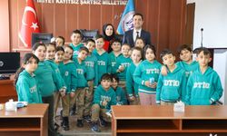 Erzincanlı Miniklerden Anlamlı Günde Türk Bayrağı Takdimi