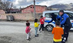 Polis Aracına El Salladılar, Bayram Şekerini Aldılar