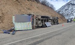 Erzincan Pülümür yolunda kontrolünü kaybeden tır yan yattı
