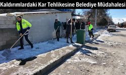 Erzincan’da kaldırımlardaki kar tehlikesine belediye müdahalesi