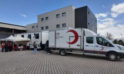 Erzincan’da İyilik Mesaisi: Gençler Kan Vermek İçin Kuyruğa Girdi!