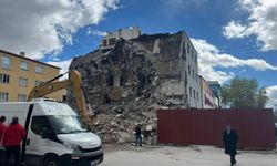 Erzincan’da riskli binalar yıkılıyor..