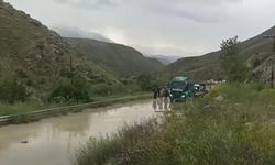 Erzincan'da Sel Nedeniyle Karayolu Trafiğe Kapandı...