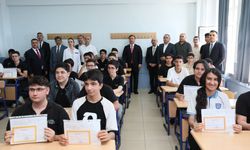 Erzincan'da karne sevinci: Vali başarılı öğrencileri ödüllendirdi