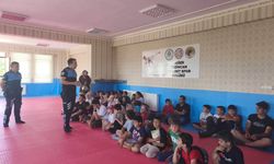 Erzincan'da Polis Ekiplerinden Öğrencilere Güvenlik Bilgilendirmesi