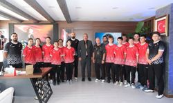 Erzincan'da Kamp Yapan Milli Badmintonculara Ziyaret
