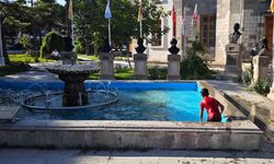 Erzincan’da Çocuklar süs havuzlarında serinledi