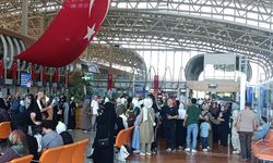 Kutsal Topraklara Erzincan’dan Doğrudan Uçuş: Havalimanında "Sarı Papatyalı" Umre Uğurlaması