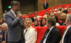 Rektörlük Devir Tesliminde Tebessüm Ettiren Siyaset Nüktesi