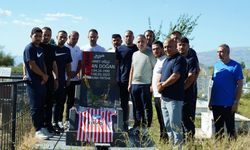 Kahramanmaraş sporcularından Hakan Doğan'ın Erzincan'daki kabrine duygusal ziyaret
