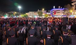 Erzincan’da Cumhuriyet Sevdası Sokaklara Taştı! Dev Türk Bayrağıyla Görsel Şölen