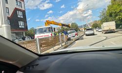 Erzincan’da Otomobil Refüje Daldı! Facianın Eşiğinden Dönüldü