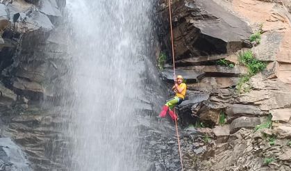 Dağcılar bir ilke imza atarak şelaleden iniş yaptılar