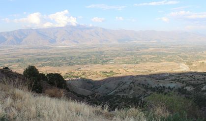 Erzincan’a hakim tepede bir türbe...