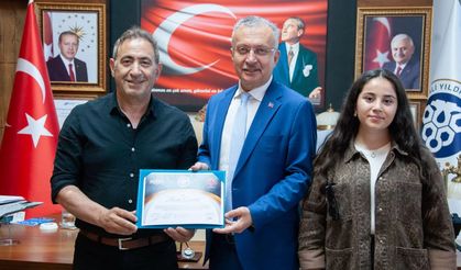Yılmaz Karaca, Rektör Levent'e sertifika takdim etti...