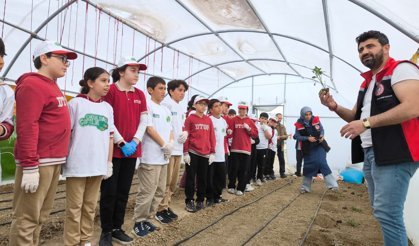 Minik Eller Toprağa Değdi, Gelecek Filizlendi