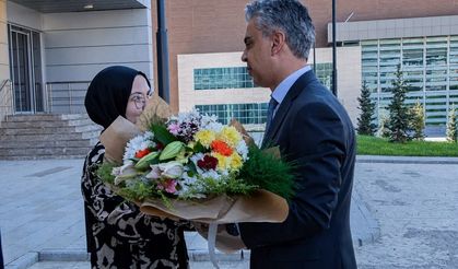 Çiçeklerle Karşılandı, İlk Mesajını Verdi!