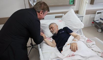 Vali Aydoğdu müdürün babasını hastanede ziyaret etti