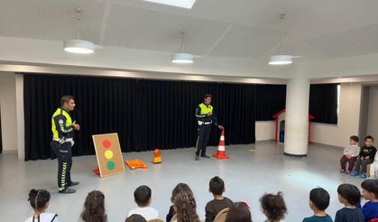 Refahiye’de Minik Öğrencilere Trafik Eğitimi Verildi