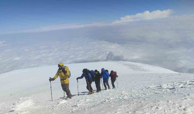 Yabancı turistler Ağrı Dağı zirvesinde