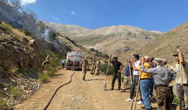 Erzincan'da dehşet anları: Yangın köyü tehdit etti...