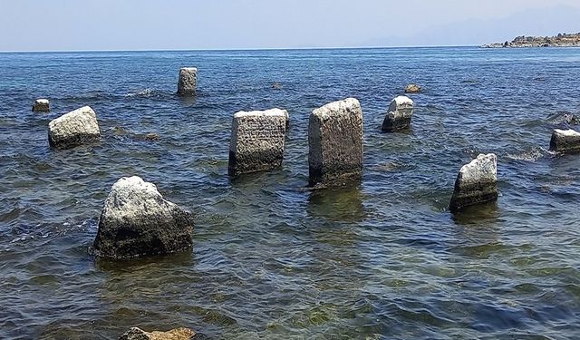Sular çekilince asırlık  mezarlar ortaya çıktı